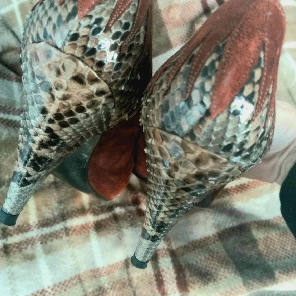 Vintage Genuine Suede Snakeskin Heels / Pumps - Picture 2 of 5